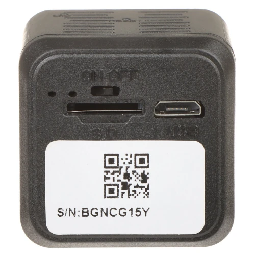 Kwadratowe urządzenie elektroniczne w kolorze czarnym z widocznymi portami na kartę SD i USB oraz przełącznikiem on/off. Na urządzeniu znajduje się naklejka z kodem QR i numerem seryjnym.