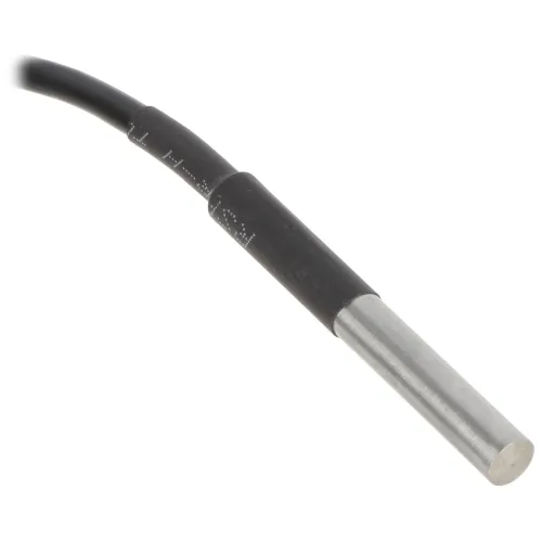 Zdjęcie przedstawia cylindryczny czujnik temperatury z metalową końcówką i czarnym przewodem. Czujnik jest umieszczony na białym tle, co podkreśla jego kształt i detale.