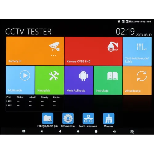 Ekran urządzenia CCTV Tester z kolorowymi kafelkami, przedstawiającymi różne funkcje, takie jak Kamery IP, Kamery CVBS i HD, Multimedia, Narzędzia, Moje Aplikacje, Instrukcja i Aktualizacja. Na górze ekranu widoczna jest godzina, data oraz ikony statusu sieciowego.