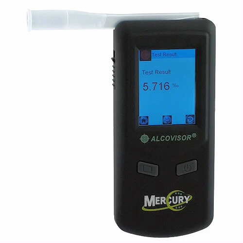 Alkomat Alcovisor Mercury z wyświetlaczem i przyciskami na panelu przednim. Urządzenie jest przedstawione na białym tle, ukazując jego kompaktowy i nowoczesny design.