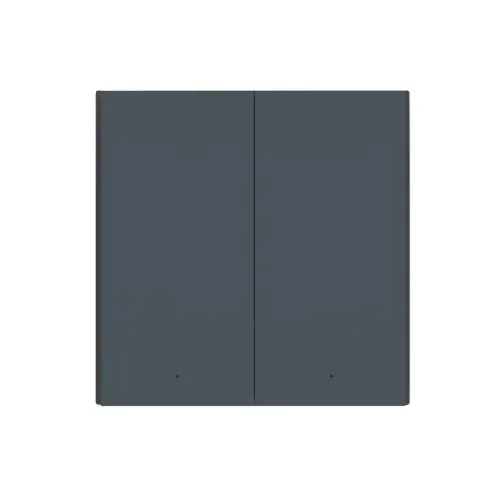 Na zdjęciu znajduje się podwójny, ciemnoszary włącznik ścienny o minimalistycznym designie. Włącznik ma gładką powierzchnię i subtelne oznaczenia na dole każdej części.