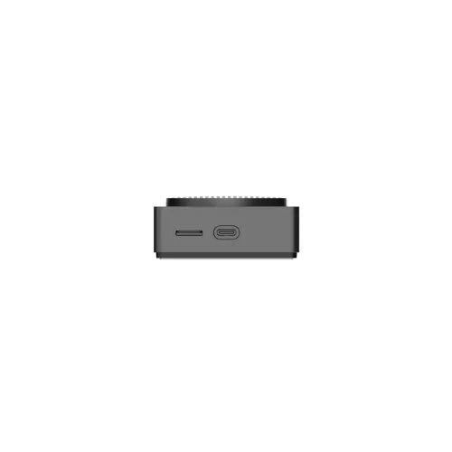 Na zdjęciu znajduje się czarny, okrągły gadżet elektroniczny z portem USB-C i dodatkowym małym portem po lewej stronie. Urządzenie ma minimalistyczny design i jest sfotografowane na białym tle.