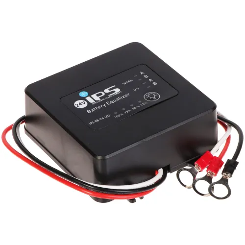 Czarny balanser napięcia akumulatorów IPS z widocznymi oznaczeniami i wskaźnikami LED na górnej powierzchni. Urządzenie posiada czerwone i czarne przewody zakończone oczkami do podłączenia.