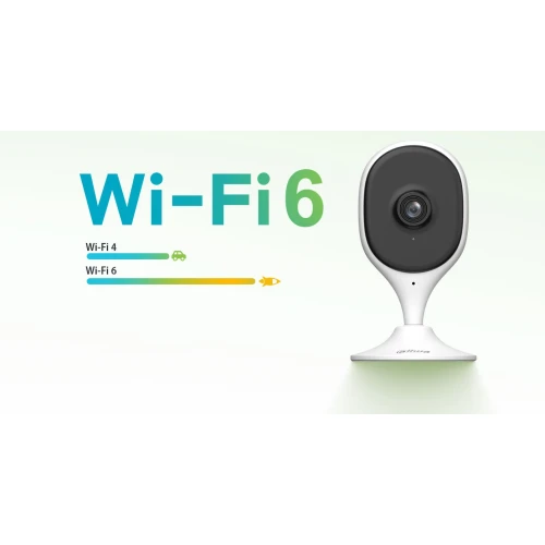 Na zdjęciu znajduje się kamera monitorująca Dahua z białą podstawą i czarnym frontem, obok której widnieje napis "Wi-Fi 6" na jasnym tle. Po lewej stronie znajduje się porównanie szybkości Wi-Fi 4 i Wi-Fi 6, przedstawione za pomocą kolorowych ikon i pasków.