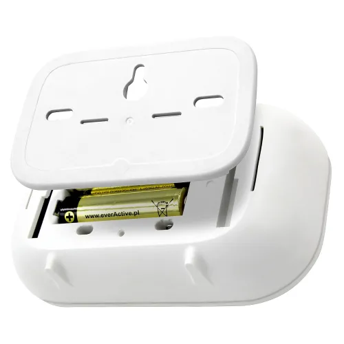 Zdjęcie przedstawia biały czujnik czadu z otwartą pokrywą, ukazującą miejsce na baterie z jedną baterią w środku. Urządzenie ma prostokątny kształt z zaokrąglonymi krawędziami i otworami montażowymi.