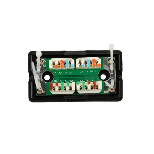 Zdjęcie przedstawia prostokątną płytkę montażową z kolorowymi złączami kablowymi, umieszczoną w czarnej obudowie. Na płytce widoczne są oznaczenia numerów oraz kolorowe przewody, które ułatwiają podłączenie kabli sieciowych.