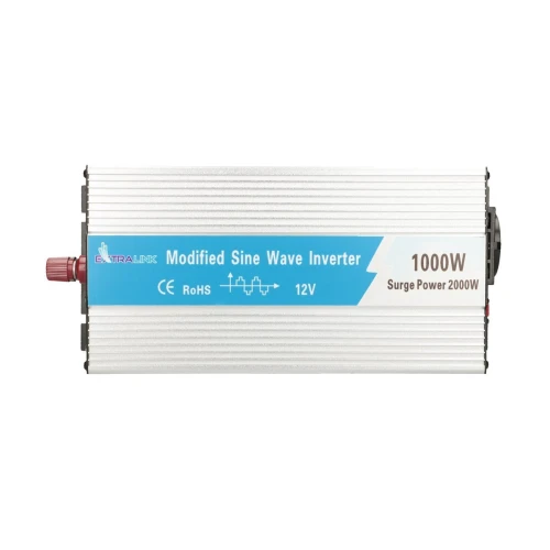 Prostokątny inwerter o mocy 1000W z białą obudową i niebieskim panelem z przodu, na którym widnieją informacje techniczne. Po lewej stronie znajduje się czerwony element, prawdopodobnie złącze lub przełącznik.