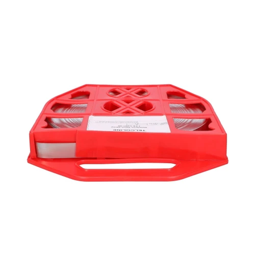 Czerwony plastikowy bęben z nawiniętą przezroczystą taśmą, posiadający uchwyt do przenoszenia. Na środku widoczna jest etykieta z napisem "TELECOM LINE".