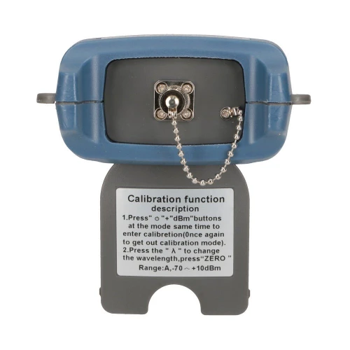Zdjęcie przedstawia urządzenie kalibracyjne z niebieską obudową i metalowym łańcuszkiem na górze. Na dolnej części znajduje się etykieta z instrukcją dotyczącą funkcji kalibracji.