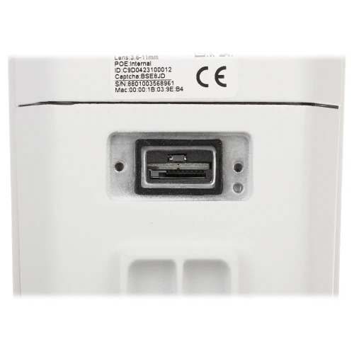 Zdjęcie przedstawia gniazdo karty pamięci umieszczone na białym urządzeniu elektronicznym. Nad gniazdem znajdują się oznaczenia techniczne i certyfikaty.