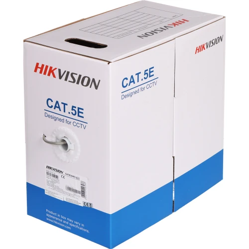 Pudełko z białej tektury z niebieskim paskiem na dole, oznaczone logo Hikvision i opisem "CAT.5E Designed for CCTV". Z boku pudełka wystaje biały kabel instalacyjny.