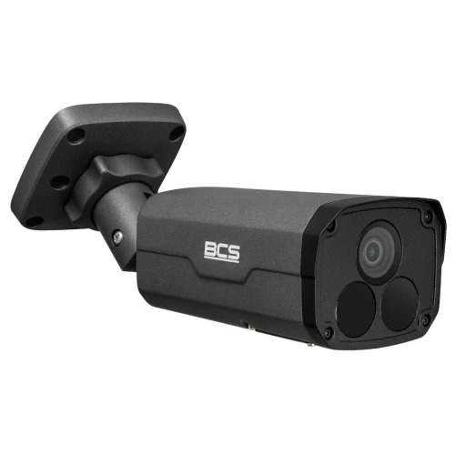 Kamera do monitoringu Full HD w solidnej, czarnej obudowie z logo BCS, wyposażona w obiektyw i diody IR. Montowana na regulowanym uchwycie, przeznaczona do zewnętrznego użytku.