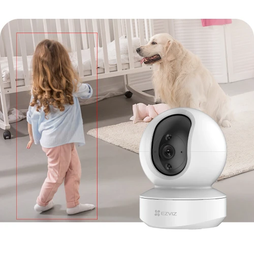 Kamera Full HD IP Ezviz TY1 jest przedstawiona na białym tle, z widocznym obiektywem i gładką, nowoczesną obudową. Urządzenie ma kompaktowy, zaokrąglony kształt, co nadaje mu elegancki wygląd.