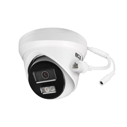 Biała kamera kopułkowa BCS z widocznym obiektywem i diodami LED, posiada złącza do podłączenia sieciowego i zasilania. Urządzenie ma nowoczesny design i jest przeznaczone do monitoringu wizyjnego.