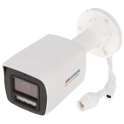 Biała kamera IP Hikvision z obiektywem i logo na boku, zamontowana na uchwycie ściennym. Widoczne są również przewody połączeniowe wychodzące z tyłu kamery.