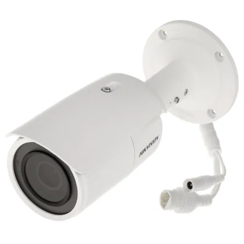 Biała kamera IP Hikvision z cylindrycznym korpusem i regulowanym uchwytem montażowym. Widoczne są złącza kablowe na końcu przewodu.