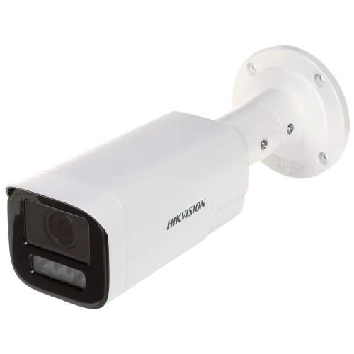 Biała kamera IP Hikvision z funkcją motozoom, zamontowana na uchwycie ściennym. Urządzenie ma prostokątny kształt z czarnym panelem z przodu, zawierającym obiektyw i diody LED.
