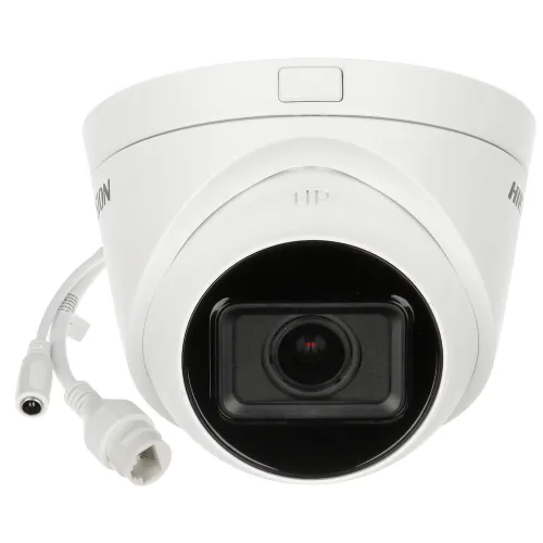Biała kamera IP Hikvision z obiektywem motozoom i widocznymi złączami kablowymi. Kamera ma nowoczesny, kopułowy design z napisem "Hikvision" po bokach.