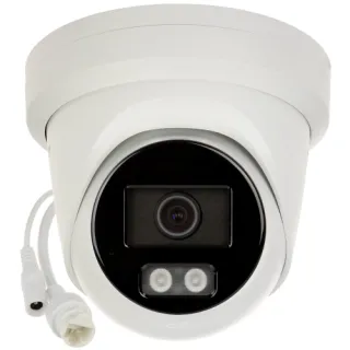 Biała kamera kopułkowa Hikvision z widocznym obiektywem i dwoma diodami LED na czarnym tle. Z kamery wychodzą dwa białe przewody zakończone złączami.