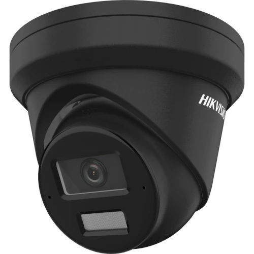 Czarna kamera kopułkowa marki Hikvision z widocznym obiektywem i diodą LED na przednim panelu. Urządzenie ma nowoczesny design i jest przeznaczone do monitoringu wizyjnego.
