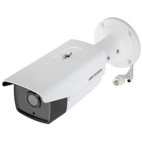 Kamera IP Hikvision DS-2CD2T43G0-I5 o rozdzielczości 4.0 MPX w białej obudowie z daszkiem ochronnym. Posiada złącza do podłączenia przewodów i jest przeznaczona do montażu na ścianie.