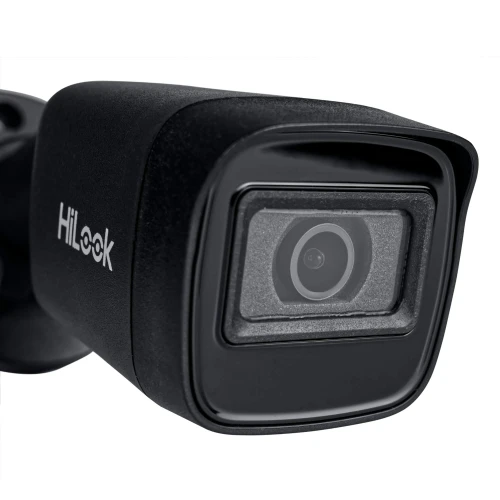 Czarna kamera IP marki HiLook z widocznym obiektywem i logo na boku obudowy. Kamera ma nowoczesny, kompaktowy design i jest przeznaczona do monitoringu.