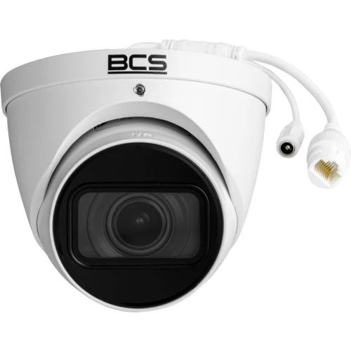 Biała, kopułowa kamera IP marki BCS z widocznym obiektywem i kablami połączeniowymi. Kamera ma nowoczesny design i jest przeznaczona do monitoringu.