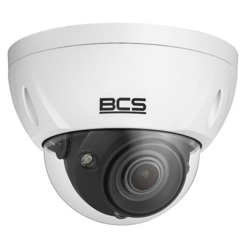 Na zdjęciu znajduje się kopułowa kamera IP marki BCS w kolorze białym, z widocznym obiektywem i diodami LED. Kamera ma nowoczesny design i jest przeznaczona do monitoringu w jakości Full HD.