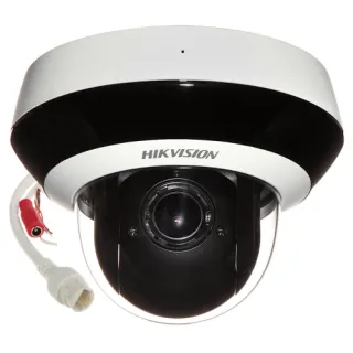 Zdjęcie przedstawia zewnętrzną kamerę IP szybkoobrotową marki Hikvision z widocznym obiektywem i przewodami. Kamera ma biało-czarną obudowę i jest przeznaczona do monitoringu.