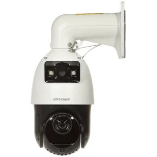 Zewnętrzna kamera IP szybkoobrotowa Hikvision z białą obudową i czarnymi elementami, zamontowana na ściennym uchwycie. Kamera posiada widoczne obiektywy i diody LED doświetlające.