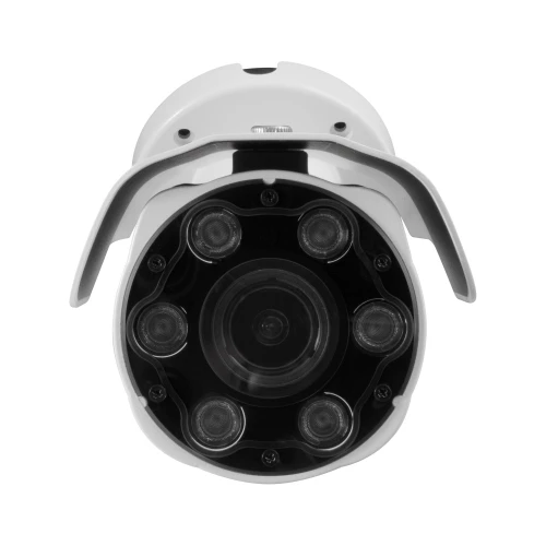 Zdjęcie przedstawia białą, tubową kamerę IP z widocznymi diodami LED wokół obiektywu. Kamera ma solidną obudowę i jest przeznaczona do monitoringu zewnętrznego.