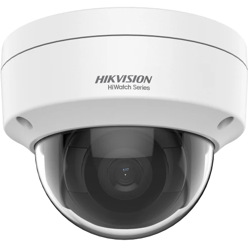 Wandaloodporna kamera IP Hikvision HiWatch Series w białej obudowie kopułkowej. Kamera posiada przezroczystą osłonę, przez którą widoczny jest obiektyw.