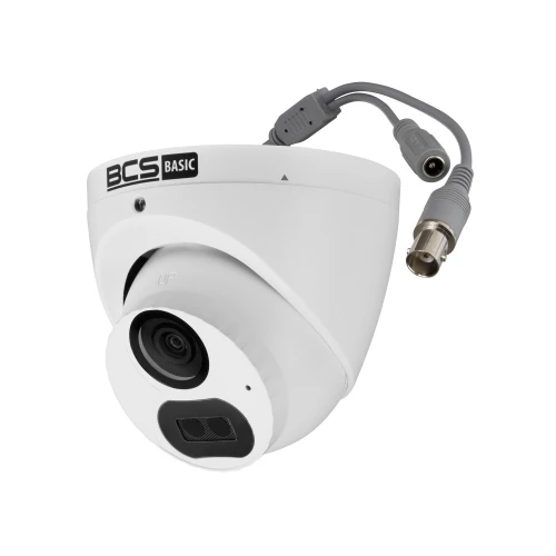 Na zdjęciu znajduje się biała, kopułowa kamera monitoringu marki BCS Basic z widocznymi złączami kablowymi. Kamera ma nowoczesny design i jest przeznaczona do systemów analogowych HD.