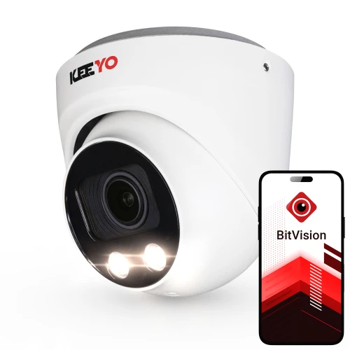 Biała kopułowa kamera monitoringu z dwoma diodami LED i logo KEYYO na obudowie. Obok kamery znajduje się smartfon z aplikacją BitVision na ekranie.
