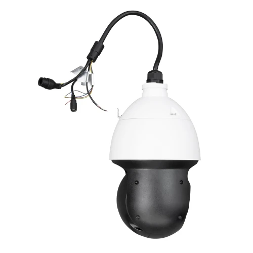 Na zdjęciu znajduje się biała, obrotowa kamera monitoringu z czarną dolną częścią, zawieszona na kablu z widocznymi złączami. Kamera ma nowoczesny design i jest przeznaczona do montażu zewnętrznego.