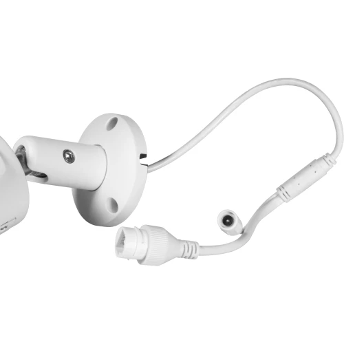 Zdjęcie przedstawia białą kamerę sieciową IP Keeyo z widocznym uchwytem montażowym i przewodami. Kamera jest pokazana z boku, z wyraźnie widocznymi złączami kablowymi.