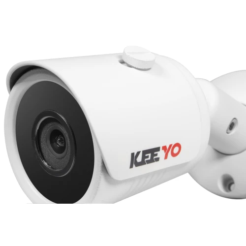 Biała kamera sieciowa IP marki Keeyo z widocznym obiektywem i logo na obudowie. Kamera ma cylindryczny kształt i jest przeznaczona do monitoringu.