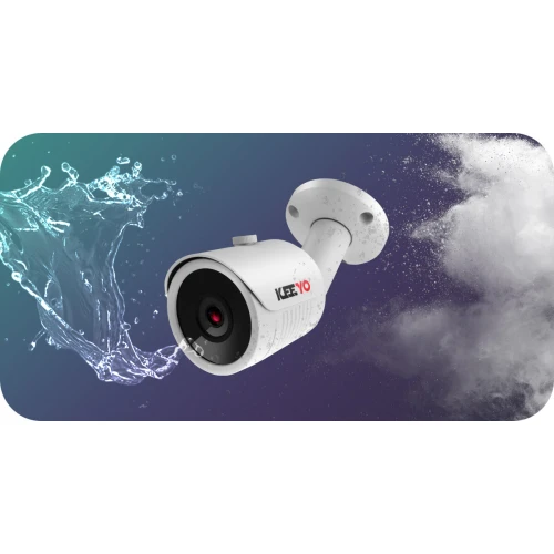 Biała kamera sieciowa IP marki Keeyo jest przedstawiona na tle dynamicznego rozprysku wody i chmury dymu. Kamera ma cylindryczny kształt i jest skierowana obiektywem w stronę widza.