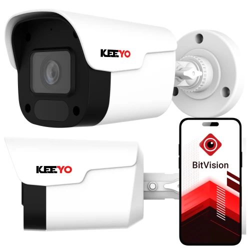 Biała kamera tubowa IP z logo "KEEYO" jest zamontowana na ścianie, a obok niej znajduje się smartfon z aplikacją "BitVision" na ekranie. Kamera posiada czarny panel przedni z obiektywem i czujnikami, a jej konstrukcja umożliwia regulację kąta widzenia.