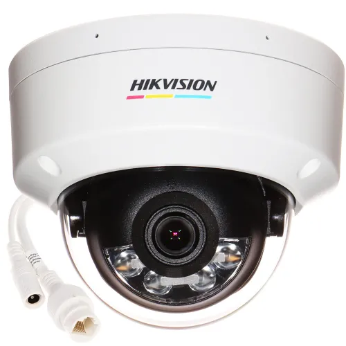 Wandaloodporna kamera IP Hikvision w białej obudowie z widocznym obiektywem i diodami LED. Kamera posiada logo producenta na górnej części obudowy oraz przewody do podłączenia.