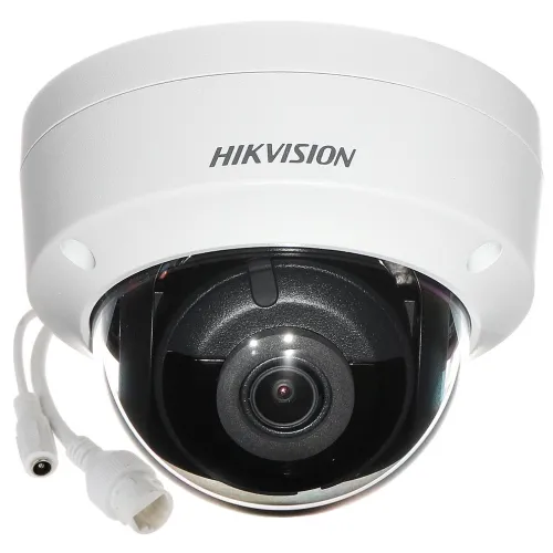 Kamera wandaloodporna IP Hikvision o rozdzielczości 6 MP z obiektywem 2,8 mm, w białej obudowie kopułkowej. Widoczne są również przewody połączeniowe.