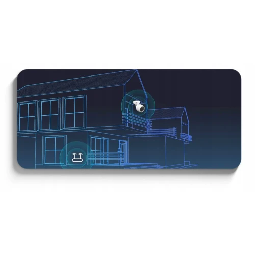 Schematyczny rysunek domu z zaznaczoną lokalizacją zewnętrznej kamery monitoringu na balkonie. Na ciemnym tle widoczne są ikony kamery i dzwonka.