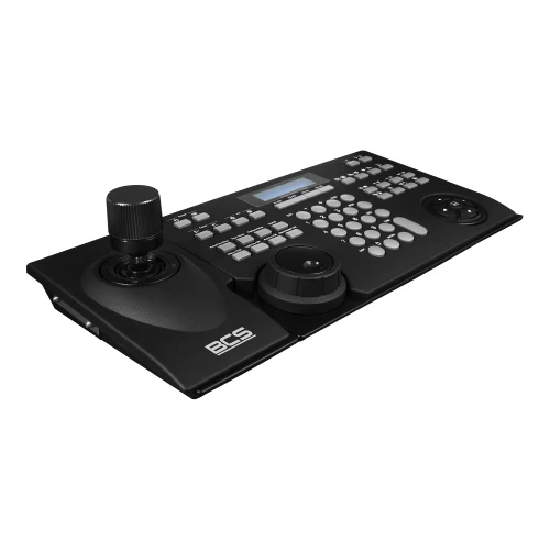 Czarna klawiatura sieciowa BCS z licznymi przyciskami, wyświetlaczem i dwoma joystickami. Urządzenie ma nowoczesny design i jest przeznaczone do zaawansowanego sterowania systemami monitoringu.