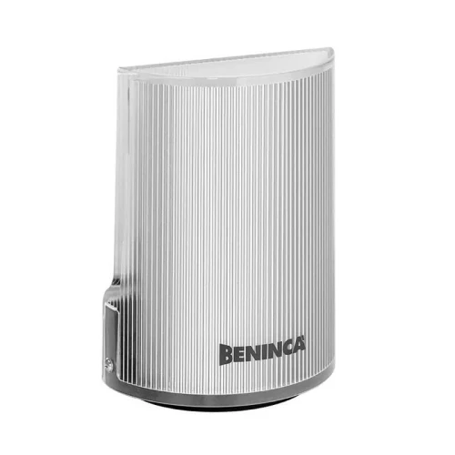 Na zdjęciu znajduje się lampa Beninca Star LED o nowoczesnym, pionowo żebrowanym designie. Lampa ma srebrzysty kolor i widoczne logo producenta na dolnej części obudowy.