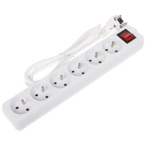 Listwa zasilająca z sześcioma gniazdami i białym przewodem zakończonym wtyczką. Na listwie znajduje się czerwony włącznik zasilania.