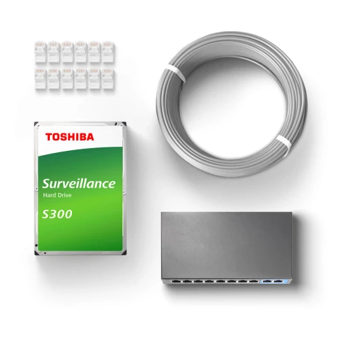 Na zdjęciu znajduje się dysk twardy Toshiba Surveillance S300, szary kabel sieciowy, zestaw wtyczek RJ45 oraz czarny switch sieciowy. Elementy są rozmieszczone na białym tle.