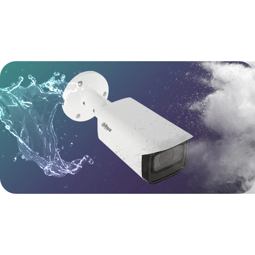 Biała kamera monitoringu z logo Dahua jest przedstawiona na tle gradientu, z efektem rozpryskującej się wody po lewej stronie. Kamera ma prostokątny kształt z ciemnym obiektywem na przodzie.