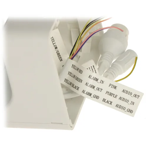 Zdjęcie przedstawia zestaw kabli z oznaczeniami kolorów i funkcji, wychodzących z białej obudowy. Na kablach znajdują się etykiety z opisami, takimi jak "YELLOW/GREEN", "ALARM IN", "AUDIO OUT".