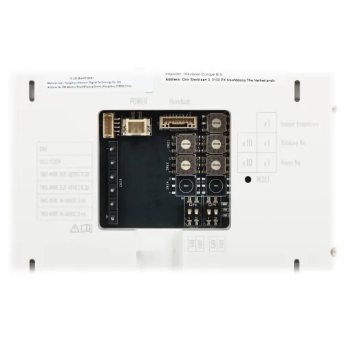 Zdjęcie przedstawia zbliżenie na panel złączeniowy urządzenia elektronicznego z widocznymi portami i oznaczeniami technicznymi. Na panelu znajdują się różne złącza oraz opisy dotyczące ich funkcji i specyfikacji.