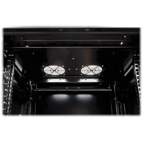 Wnętrze czarnej szafy serwerowej z widocznymi otworami na wentylatory na górnym panelu. Po bokach znajdują się pionowe szyny montażowe z oznaczeniami wysokości.